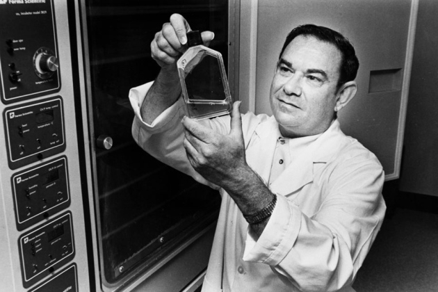 Leonard Hayflick, microbiólogo de la Universidad de California en San Francisco, con WI-38