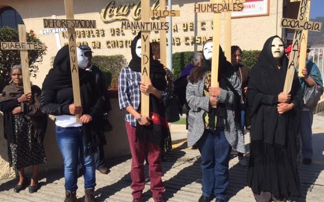 Marcha en contra de lña embotelladora FEMSA Coca-Cola en abril de 2017