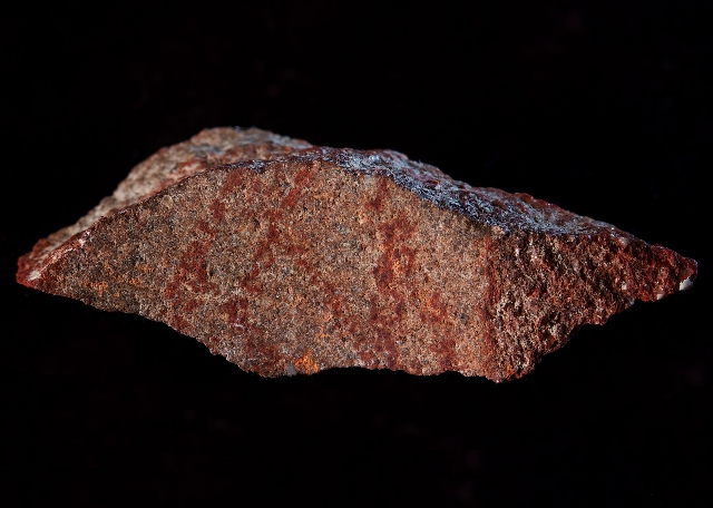 Lasca lisa inscrita con ocre, hallada en la cueva de Blombos