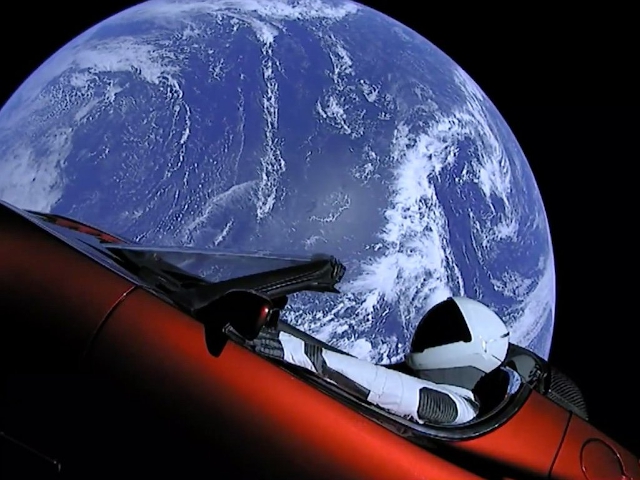 Starman, el maniquí que maneja el Tesla Roadster de Elon Musk en el espacio