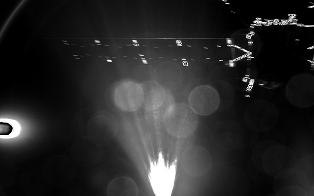 Primera imagen tomada por la sonda robótica Philae tras su separación exitosa de Rosetta. Abajo al centro se aprecia un reflejo del Sol. (cc) ESA Philae y Rosetta