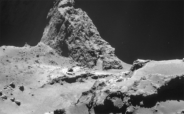 La región del cuello del cometa, zona activa con diferentes tipos de superficie. Imagen capturada a 10 km de distancia del cometa. (cc) ESA Cometa 67P/C-G