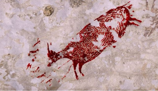 Pintura rupestre hallada en la isla indonesia de Sulawesi