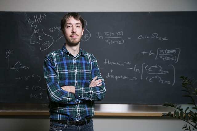 Jeremy England, autor de la teoría de la adaptación motivada por la disipación Jeremy England, autor de la teoría de la adaptación motivada por la disipación