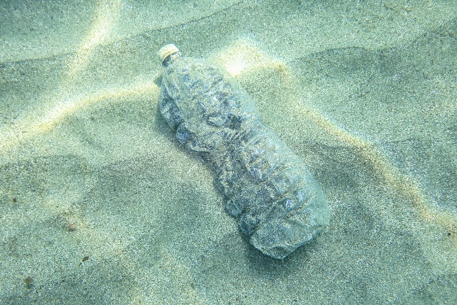 Botella de plástico en el mar Botella de plástico en el mar