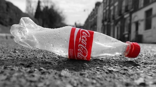 Botella de Coca Cola en la calle