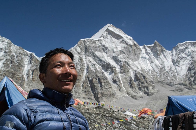 La mayoría de los sherpas viven en la región central de Nepal La mayoría de los sherpas viven en la región central de Nepal