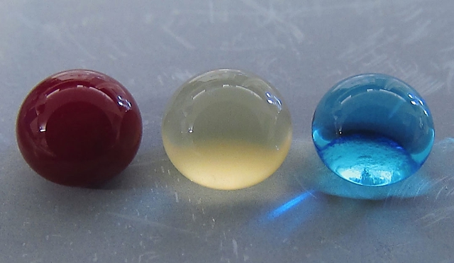 Sangre, plasma y una gota de agua sobre una superficie superomnifóbica Sangre, plasma y una gota de agua sobre una superficie superomnifóbica
