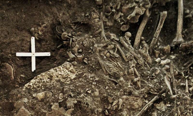 Yacimiento de huesos en la fosa común donde se hallaron las muestras de Y. pestis