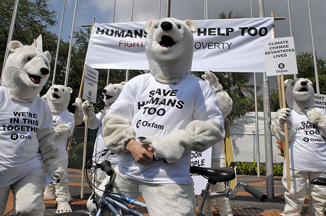 Personas en disfraces de osos polares