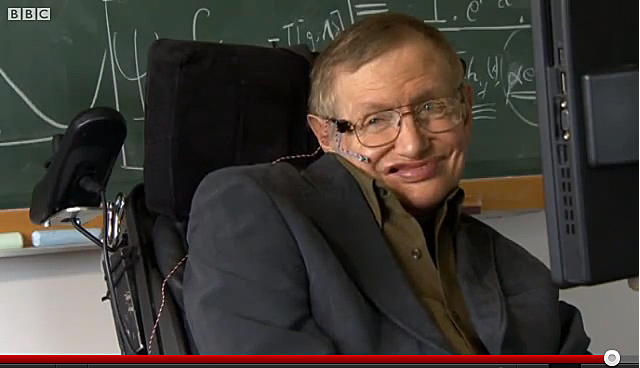 Un hombre en silla de ruedas, sonriendo