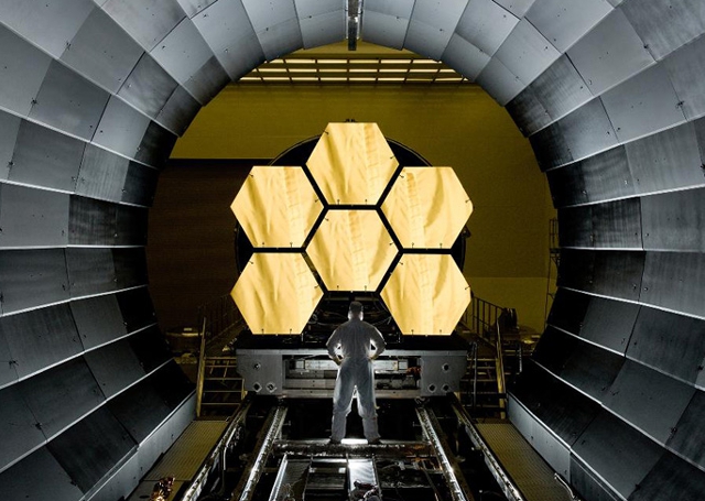 Los espejos primarios del telescopio Webb, recubiertos de oro, en el Centro Goddard Los espejos primarios del telescopio Webb, recubiertos de oro, en el Centro Goddard